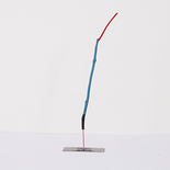 O.T., 2019

Metall, Faden, Holz, bemalt, H: 36 cm
signiert und datiert

AUSRUFPREIS: 200.-
